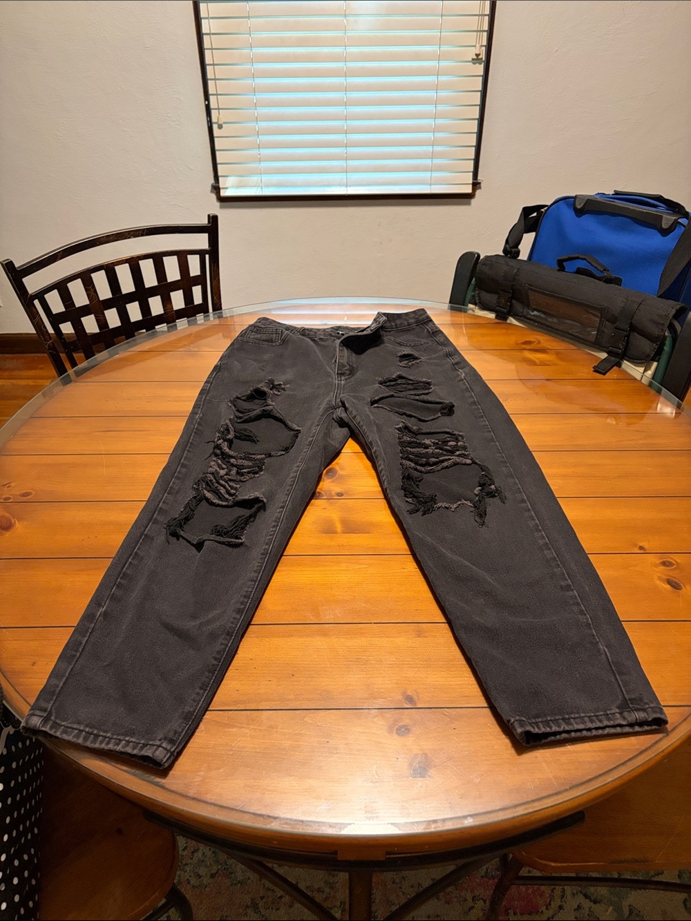 Womenβs Black Distressed Ripped Jeans